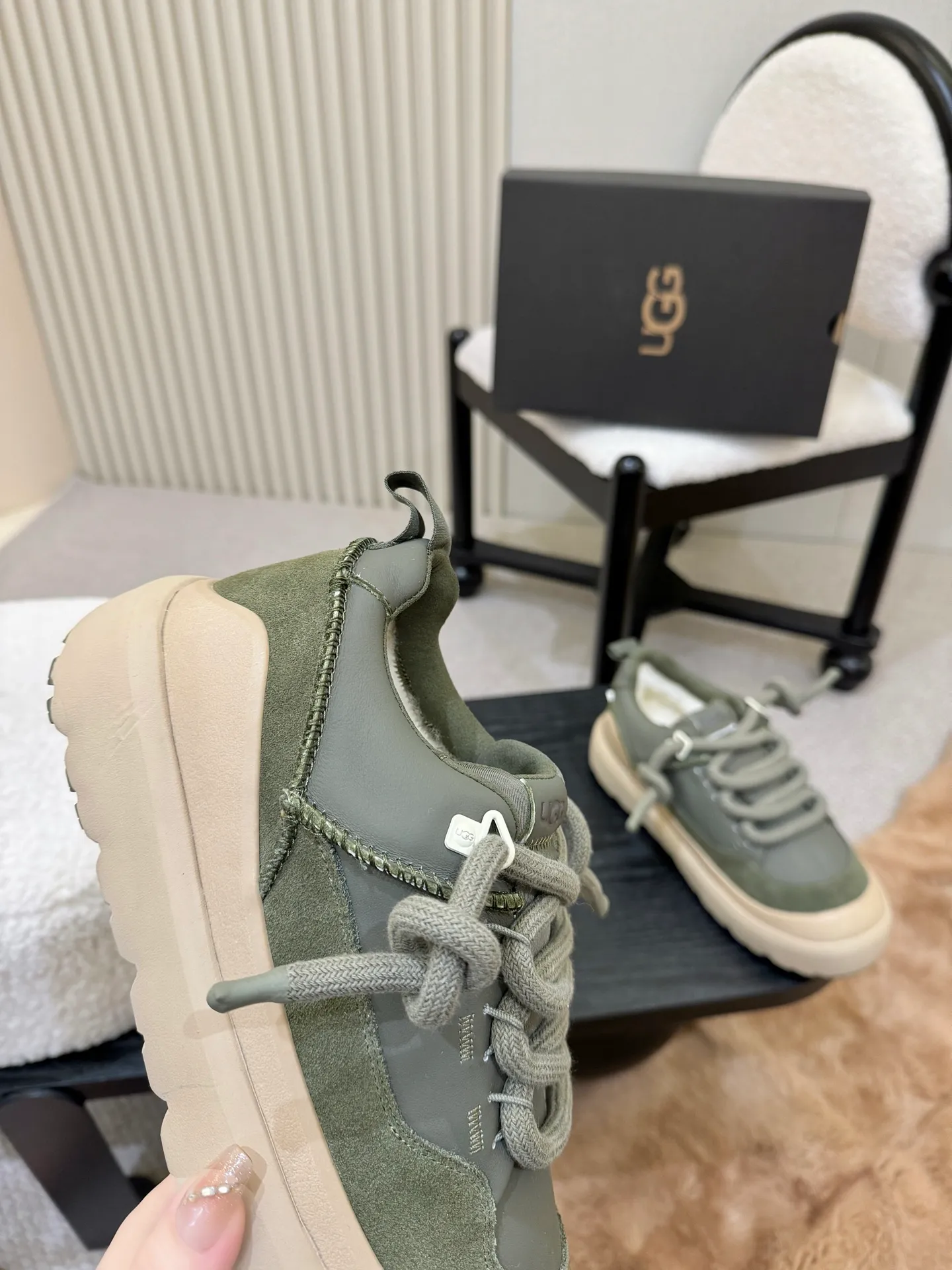 Men's shoes for P600! New UGG is on the market! Autumn and winter modern casual men's and women's low-cut shoes, snow boots, slippers, two-way shoes, this set of ugly bread shoes 🤏 Suede + sheepskin integrated lining, super convenient to step on. Adjustable upper straps. Velcro design adapts to various foot types. Thick soles hide flesh and are sexy, and feel like stepping on cotton☁️ When you go out on the street, you are chased and asked 🔗 Do you want to be lazy and fashionable in autumn and winter? Just lock this one💥 Style number, 1171355, size 35-41, men’s size 39-45